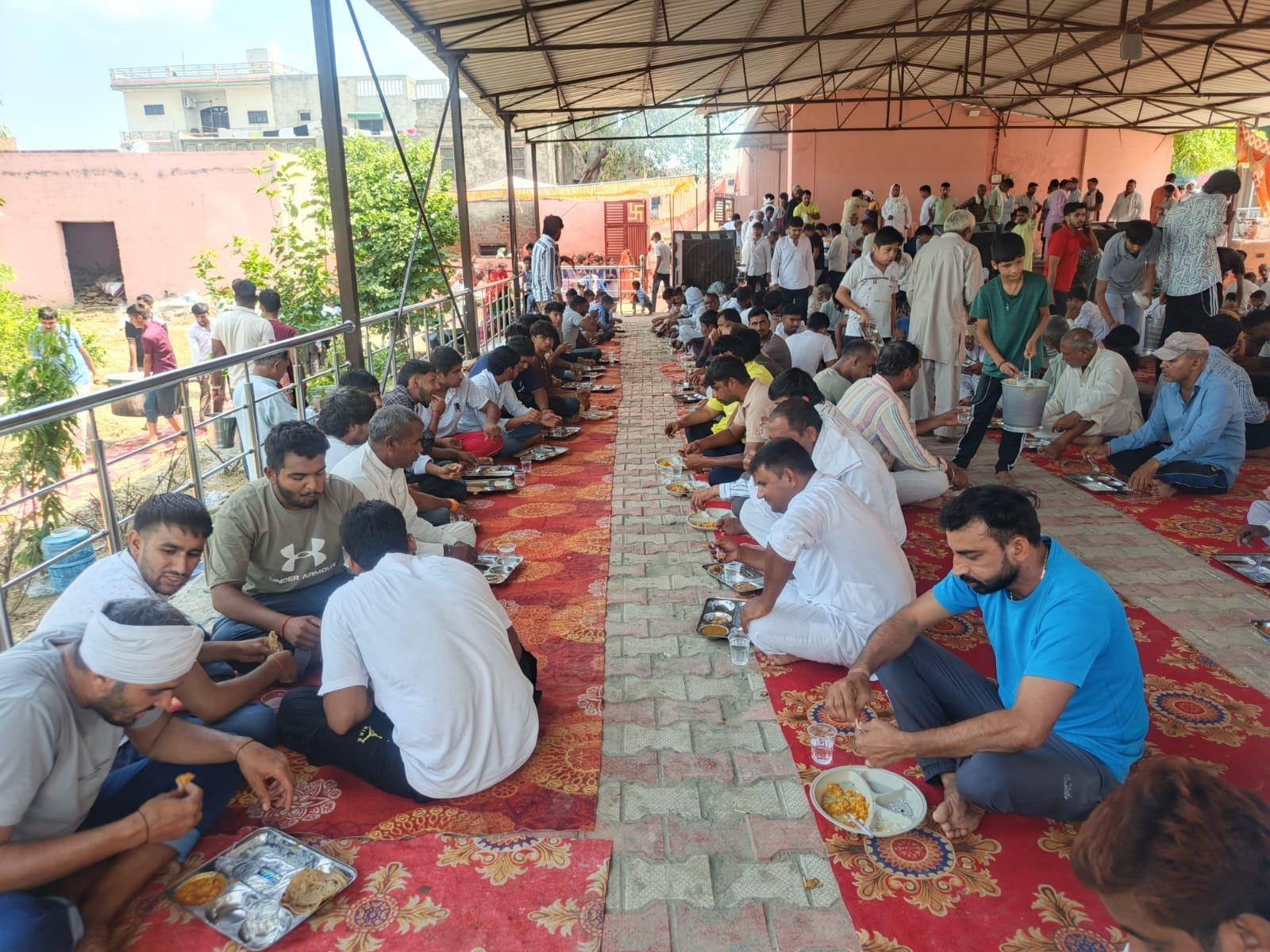 25 जुलाना 01: भंडारे में प्रसाद ग्रहण करते ग्रामीण। स्रोत: ग्रामीण