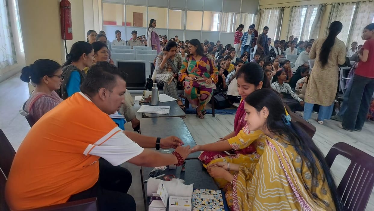 220 female students and city residents underwent health check-ups.