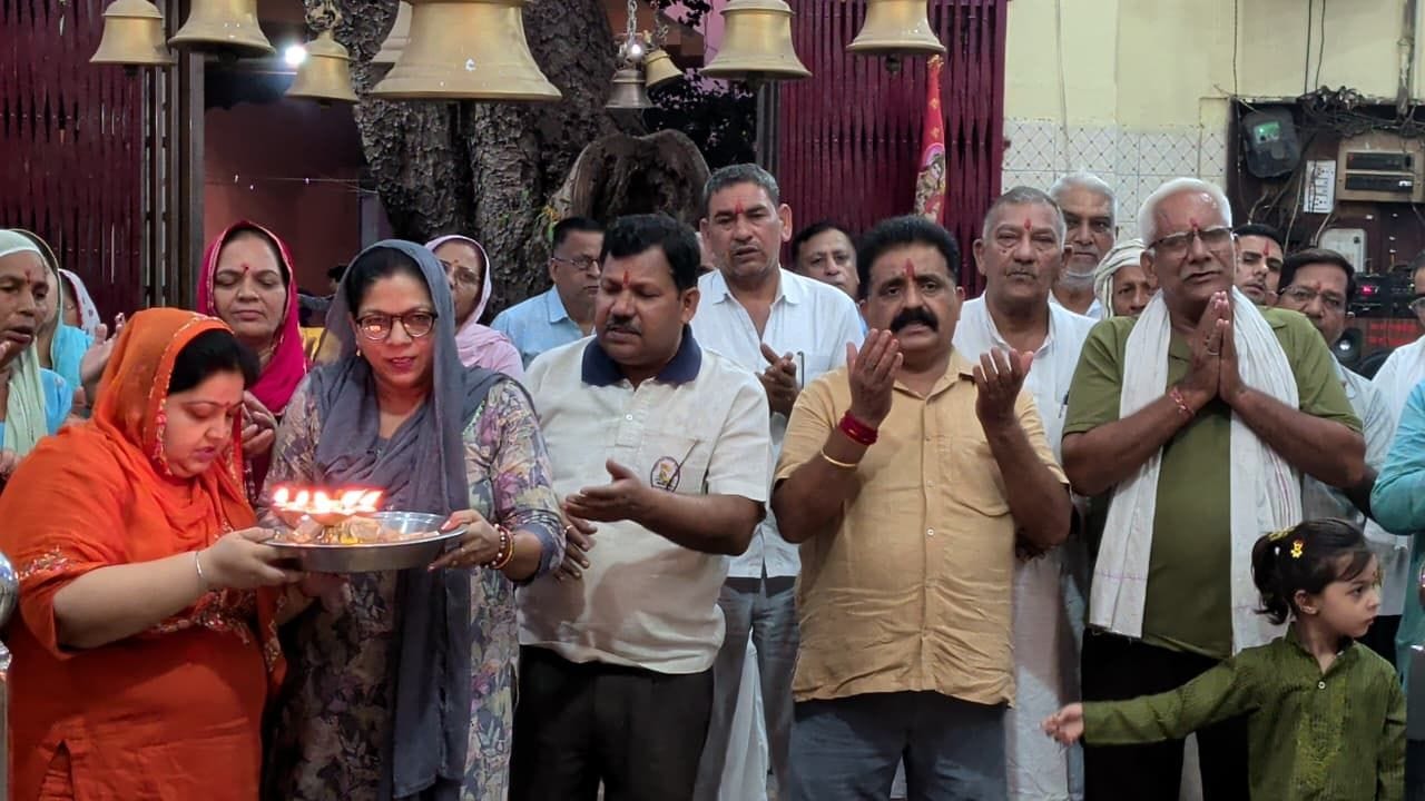 25जेएनडी29: मंदिर में पूजा अर्चना करते हुए श्रद्धालु। संवाद