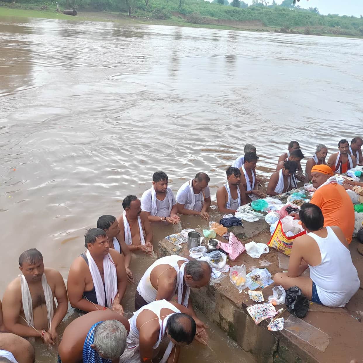 Offering oblations to ancestors at the ghats of the Mandakini on the first day.