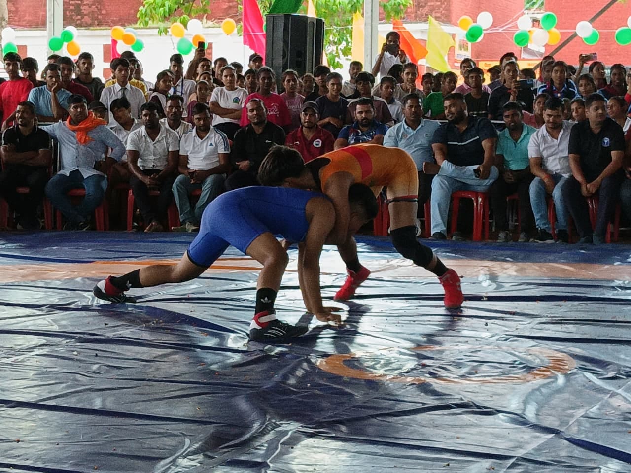 70 वीं प्रादेशिक माध्यमिक विद्यालयीय कुश्ती प्रतियोगिता में दमखम का प्रदर्शन करतीं अंकिता व अनु