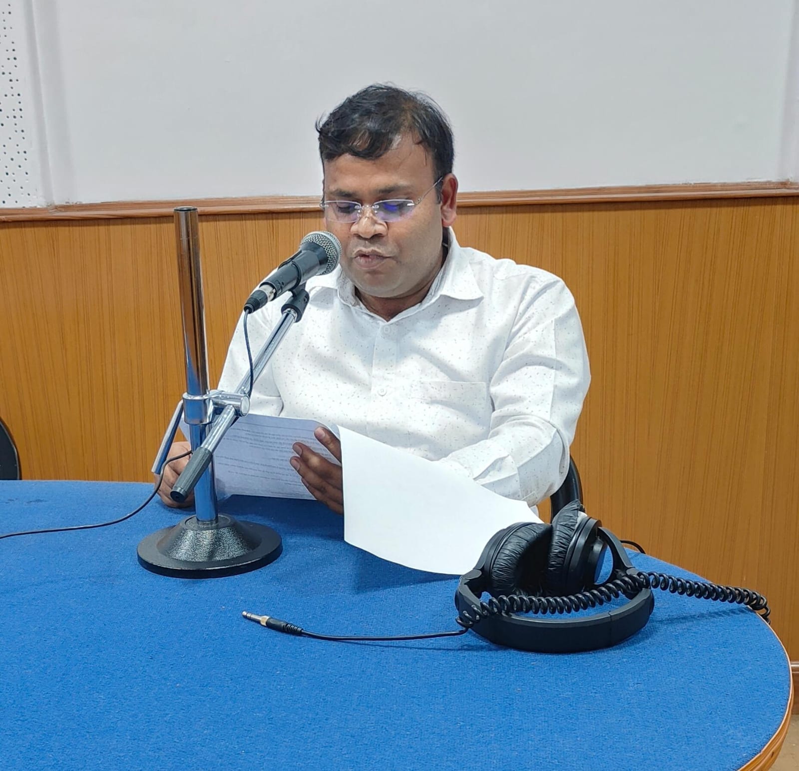 आकाशवाणी के लखनऊ केंद्र में मौजूद शिक्षक अंकुर त्रिपाठी। स्रोत : स्वयं