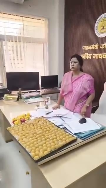 उज्जैन: महाविद्यालय प्राचार्या की आरती उतारकर एनएसयूआई ने दर्ज कराया अनोखा विरोध, अभाविप पर पक्षपात का आरोप