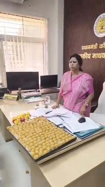 विरोध स्वरूप इस तरह प्राचार्य के सामने रख दिए लड्डूू