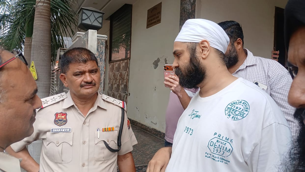 Police raid INLD leader Omkar Singh's house; he was not found at home.