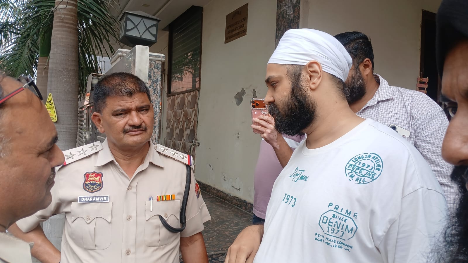 अंबाला छावनी में इनेलो नेता के घर पर पहुंचे कैंट व महेशनगर थाना प्रभारी  परिजनों से पूछताछ करते