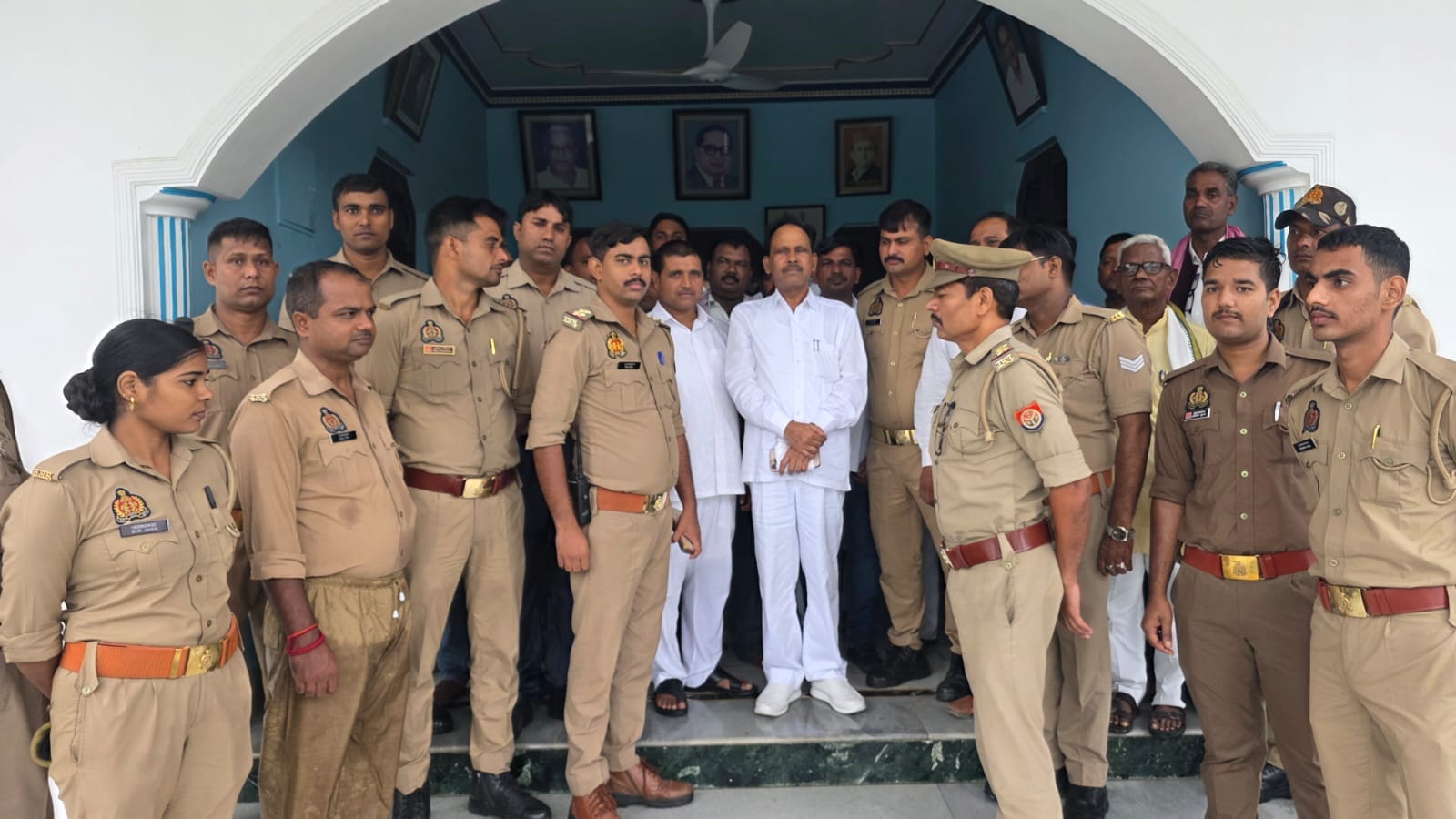 अकबरपुर क्षेत्र में अपने आवास पर अरेस्ट विधायक त्रिभुवन दत्त। स्रोत सोशल मीडिया