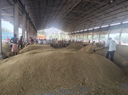 Market operations came to a halt for two hours due to the workers' strike.