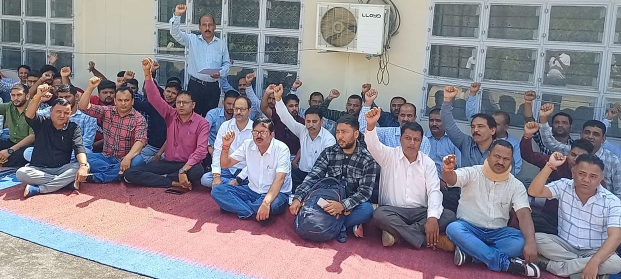 Ministerial employees staged a sit-in protest for their 12-point demands.