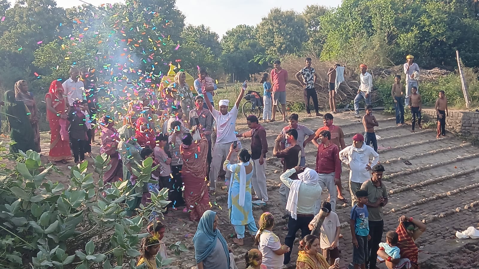 भगवान गणेश की प्रतिमा का विसर्जन करते श्रद्धालु। संवाद