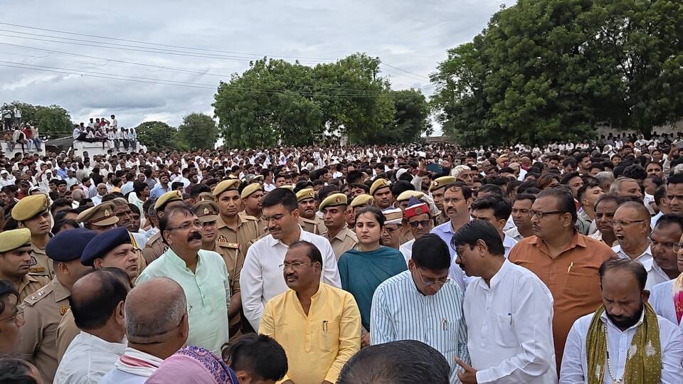 A massive crowd turned out for BJP MLA Chhotelal's final journey, bidding him farewell with teary eyes.