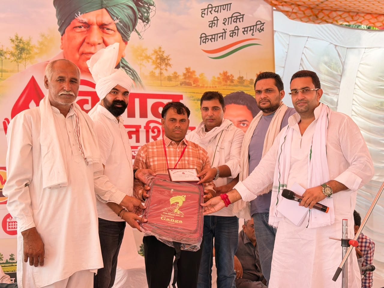भालसी गांव में रक्तदाता को सम्मानित करते डॉ. नवीन नैन भालसी। स्रोत : सोशल मीडिया