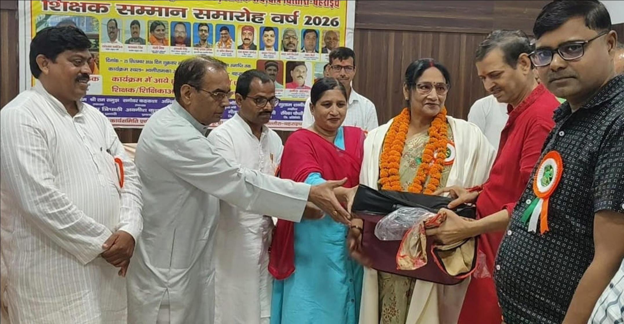 भानीरामका धर्मशाला में समारोह में शिक्षकों को सम्मानित करते अतिथि।