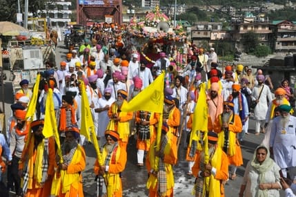 भुंतर में बाबा श्रीचंद महाराज के प्रकाश उत्सव के दौरान निकली शोभायात्रा।-संवाद