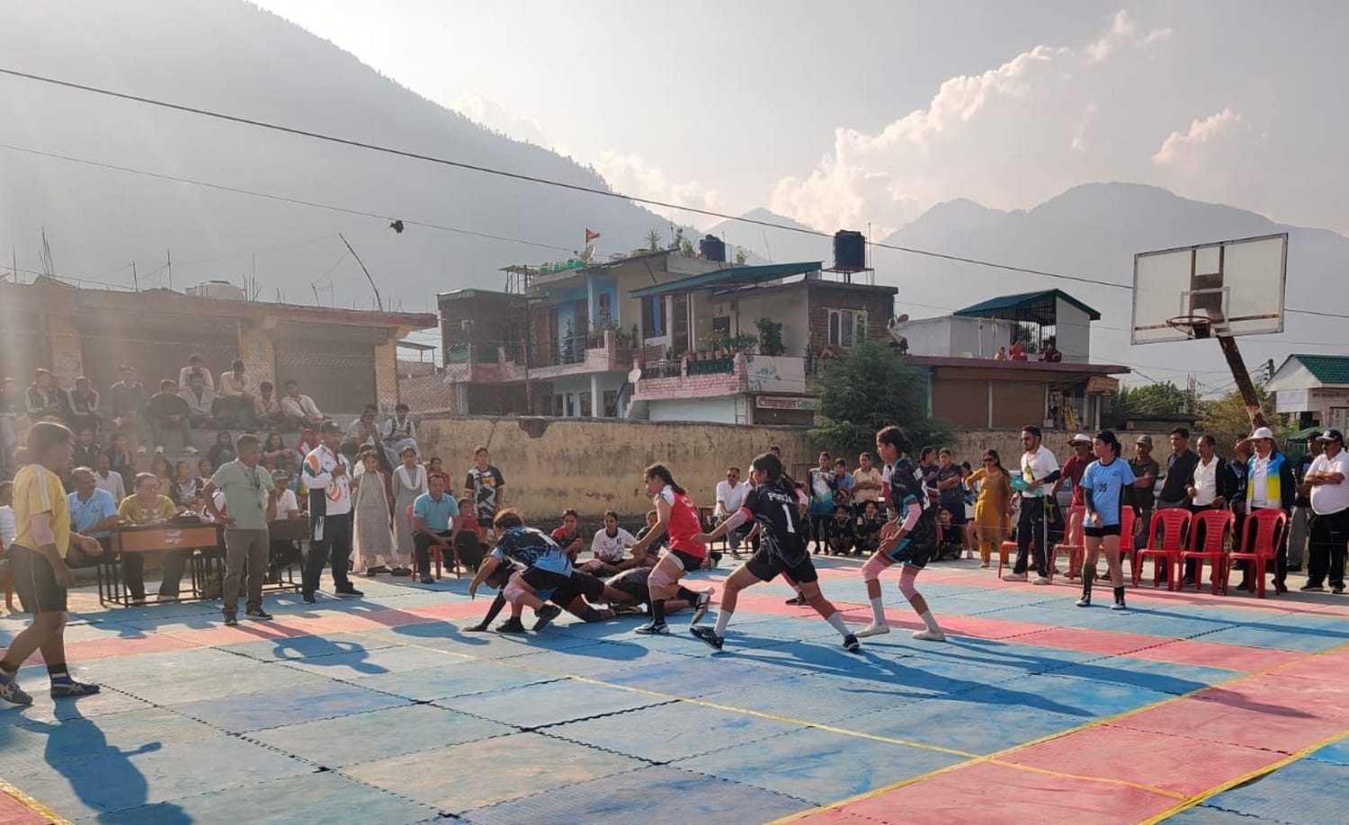 भुंतर स्कूल में खेलकूद प्रतियोगिता के दौरान कबड्डी के मैच में दमखम दिखाते खिलाड़ी।-संवाद