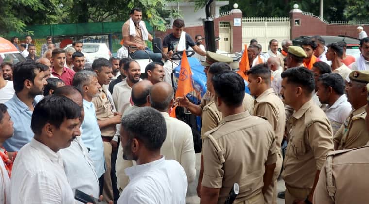 बिजनौर में धरना प्रदर्शन के दौरान भारतीय किसान संघ के ट्रैक्टर को रोकती पुलिस। संवाद