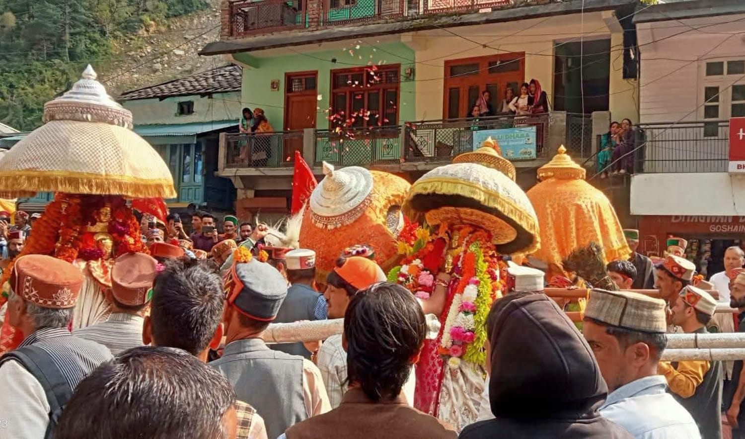 बंजार के तीर्थनी घाटी में ब्रेलंगा मेले में देव मिलन करते हुए।-देवलू