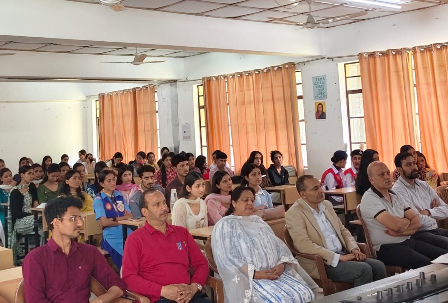 बंजार कॉलेज की सीएससीए शपथ समारोह में उपस्थित शिक्षक और विद्यार्थी।-संवाद