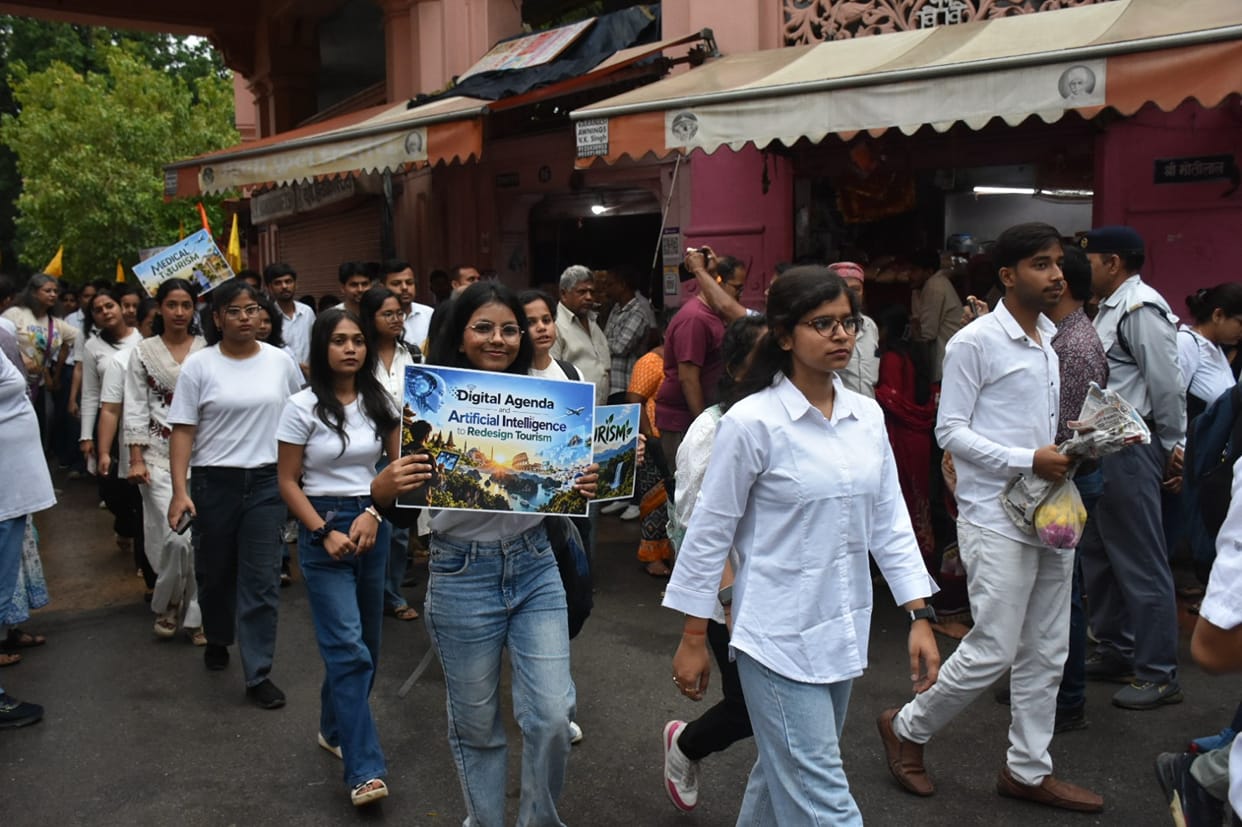 Female students learned about the history of Kashi and the valor of Rani Lakshmibai through a heritage walk