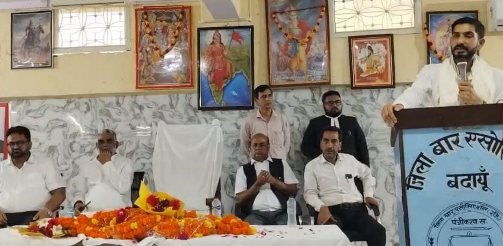 बार एसोसिएशन में अधिवक्ताओं को संबोधित करते सांसद आदित्य यादव। संवाद