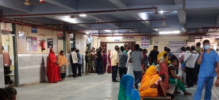 बरिश के चलते खचाखच भरे रहने वाले मेडिकल कॉलेज में कम रहे मरीज। संवाद