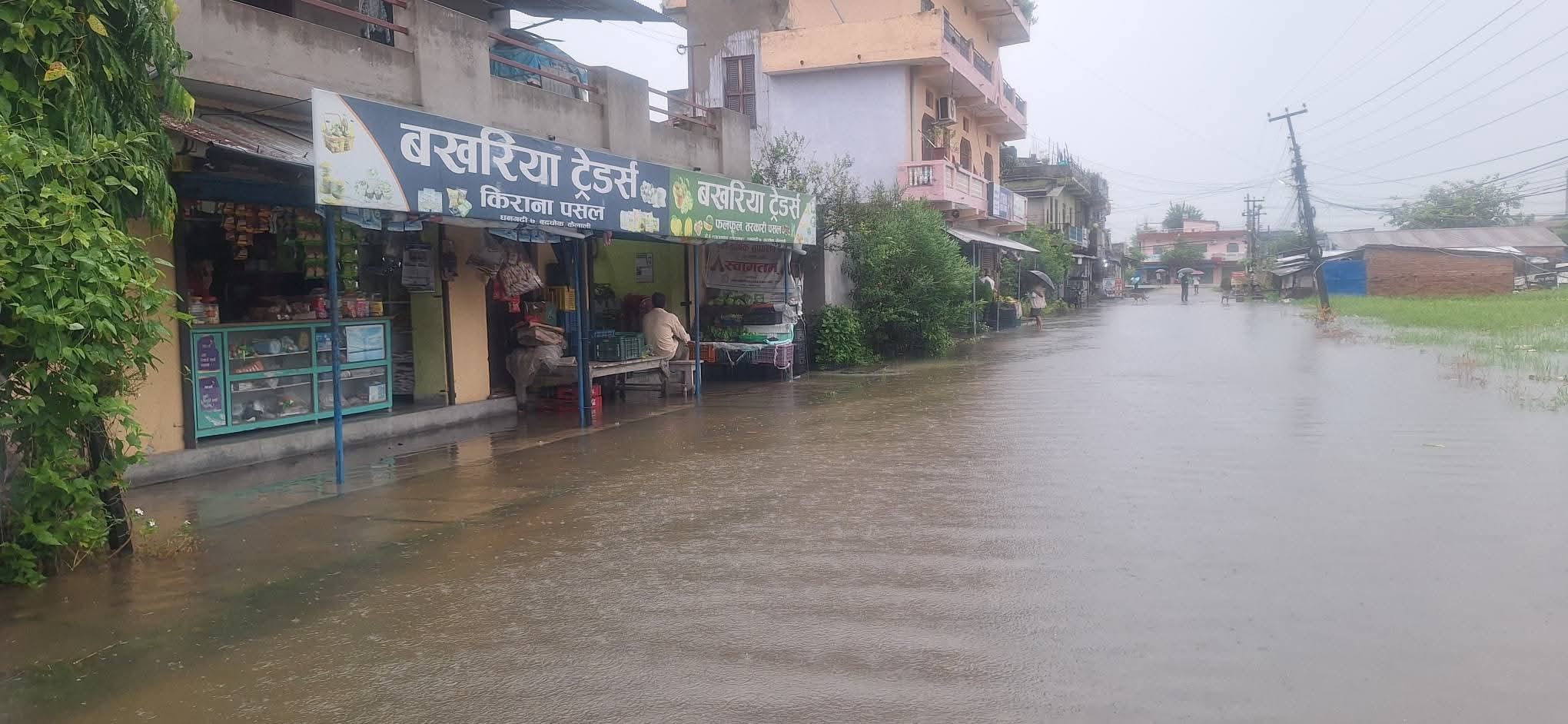 बारिश के चलते नेपाल में धनगढ़ी की मेन रोड पर भरा पानी। संवाद