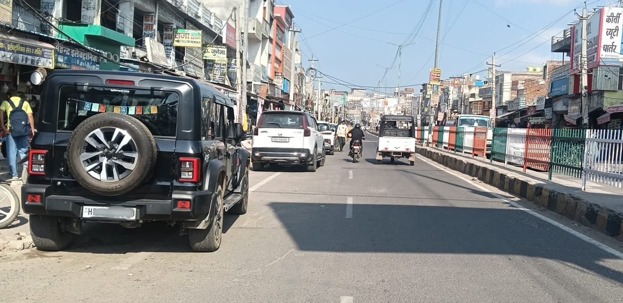 Parking outside the white line is causing a traffic jam