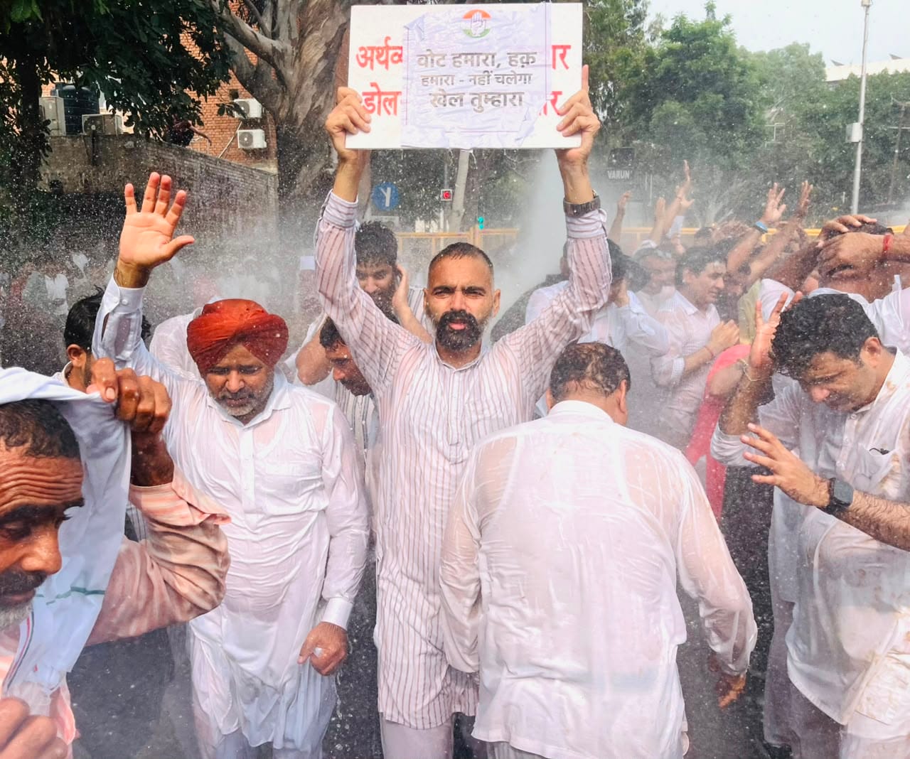 चंडीगढ़ में कांग्रेस के जिलाध्यक्ष दुष्यंत प्रदर्शन करते हुए। स्वयं