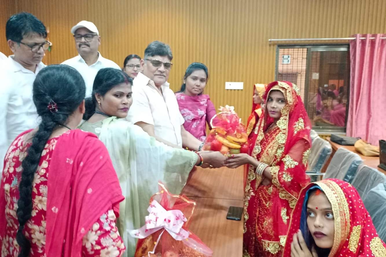 चहनियां ब्लाक सभागार में महिला की गोद भराई करते प्रमुख अरूण जायसवाल। स्रोत:-जागरूक पाठक