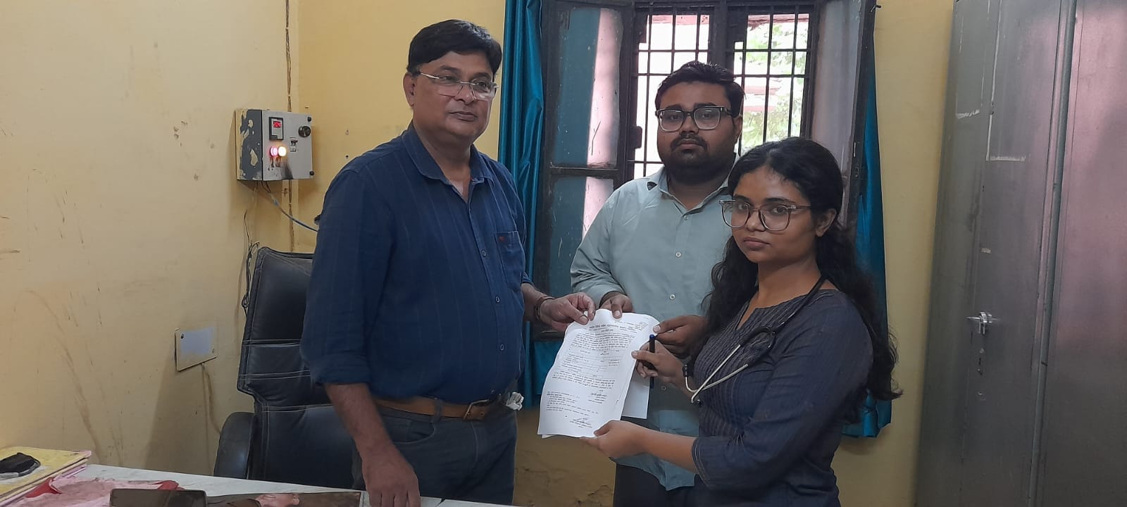एचसी अधीक्षक से मांग पत्र देते डाक्टर।