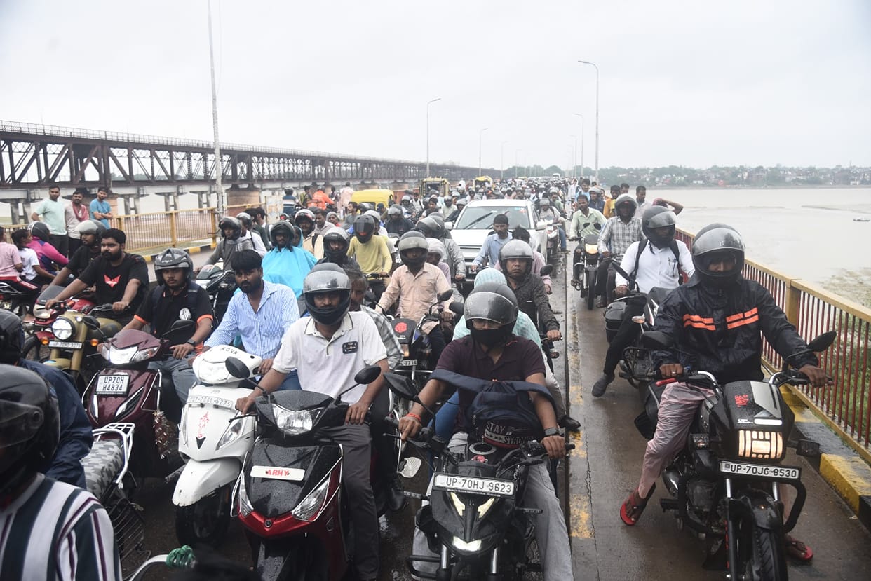 Broken-down dumper causes accident on Phaphamau Bridge; four-kilometer-long traffic jam ensues.