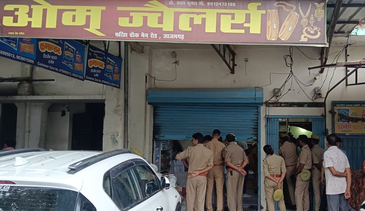 Three kilograms of silver, gold, and cash stolen after breaking the shutter of a bullion shop.