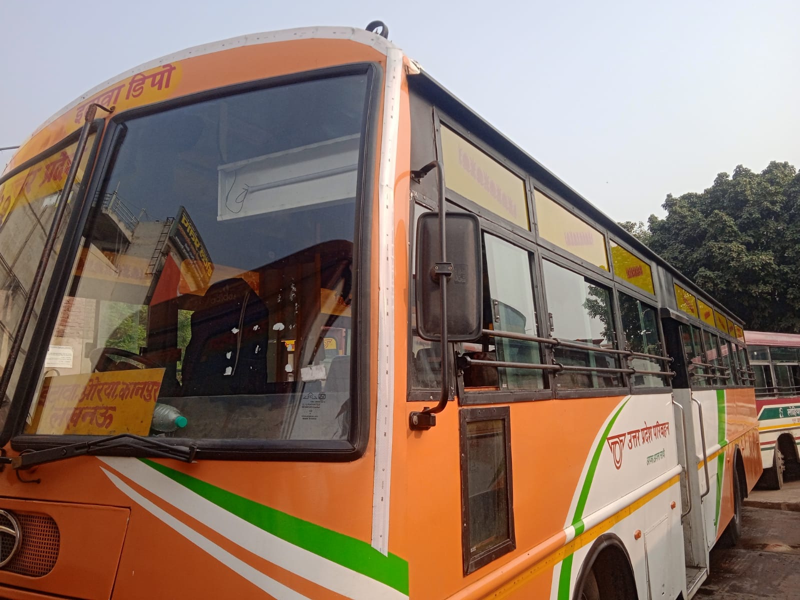 फोटो 01: बस स्टैंड के बाहर खड़ी रोडवेज बसें। संवाद