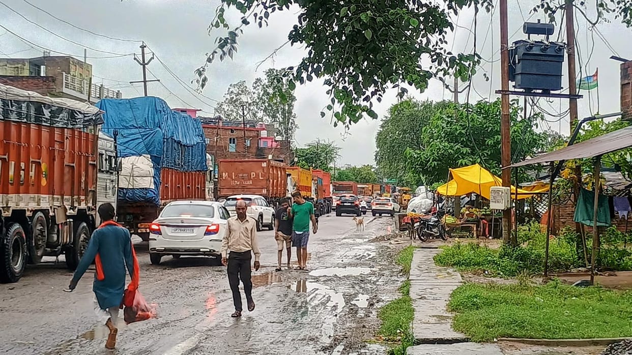Tree falls on DCM truck on Banda-Tanda Highway; two-hour traffic jam.