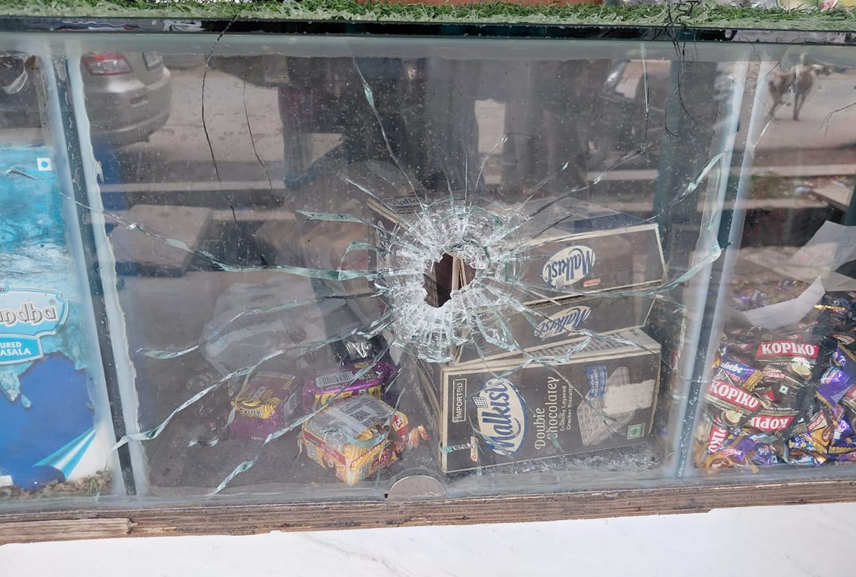 History-sheeter's brothers beat up father-son and opened fire to force the closure of a canteen.