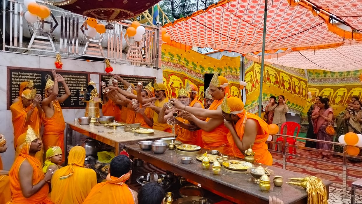 The Jaldhara Mahotsav and Palki Yatra were celebrated with great fanfare at Nasiyan Ji.