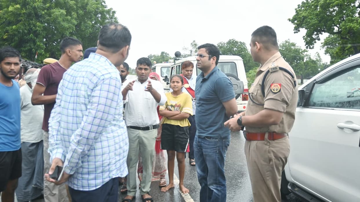 DM and SP arrived to inspect the waterlogging.DM and SP arrived to inspect the waterlogging.