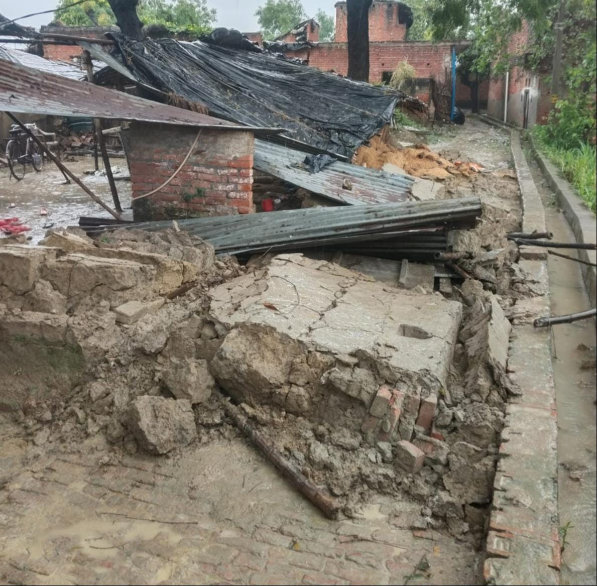 फोटो-20- कछौना के फत्तेपुर में इसी दीवार के मलबे में दबकर हुई किसान की मौत। संवाद