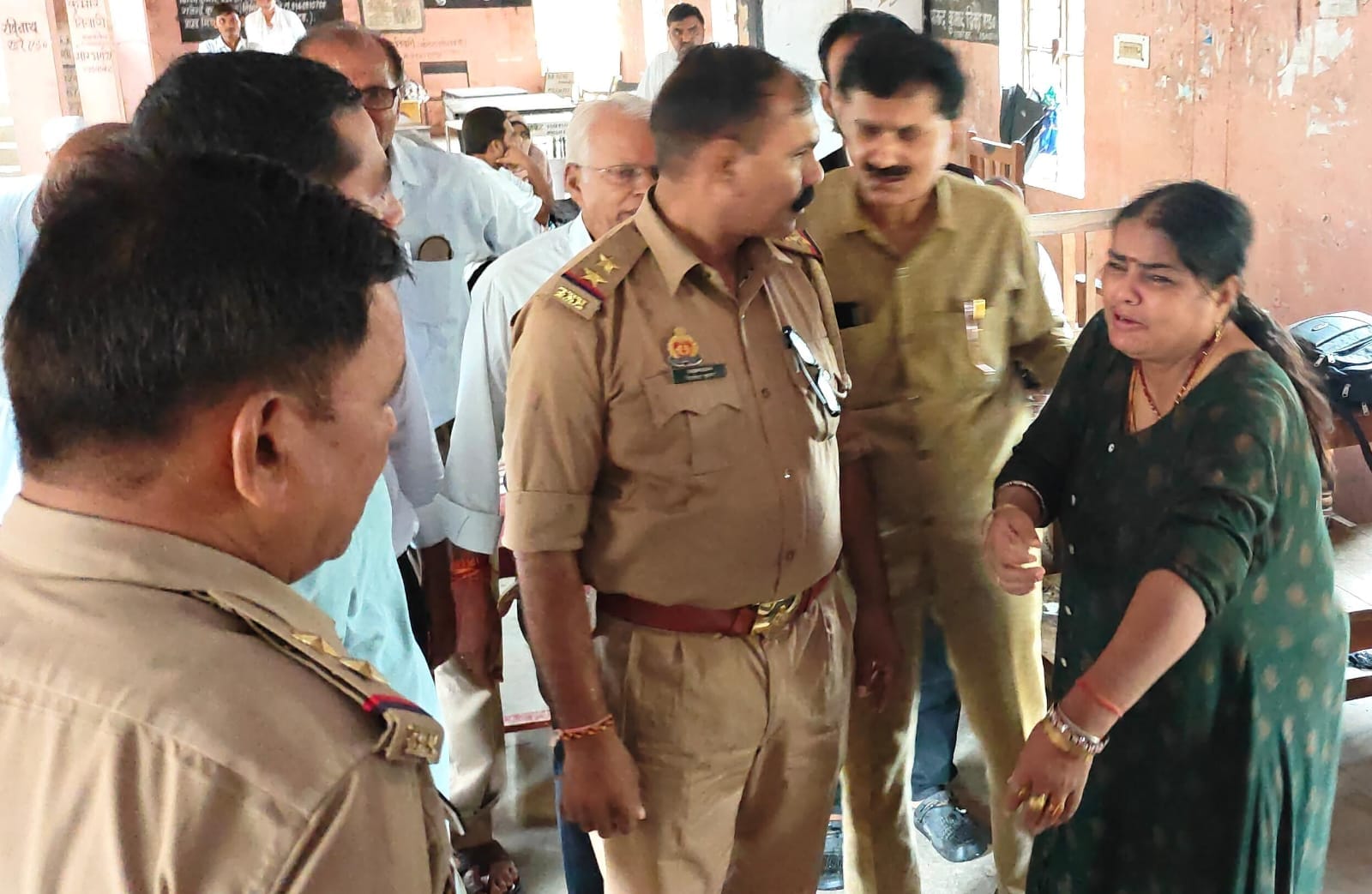 फोटो-23 पुलिस को घटना की जानकारी देती महिला। संवाद