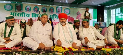 फोटो-24-किसान पंचायत में मौजूद भाकियू के राष्ट्रीय प्रवक्ता राकेश टिकैत, राष्ट्रीय उपाध्यक्ष बल