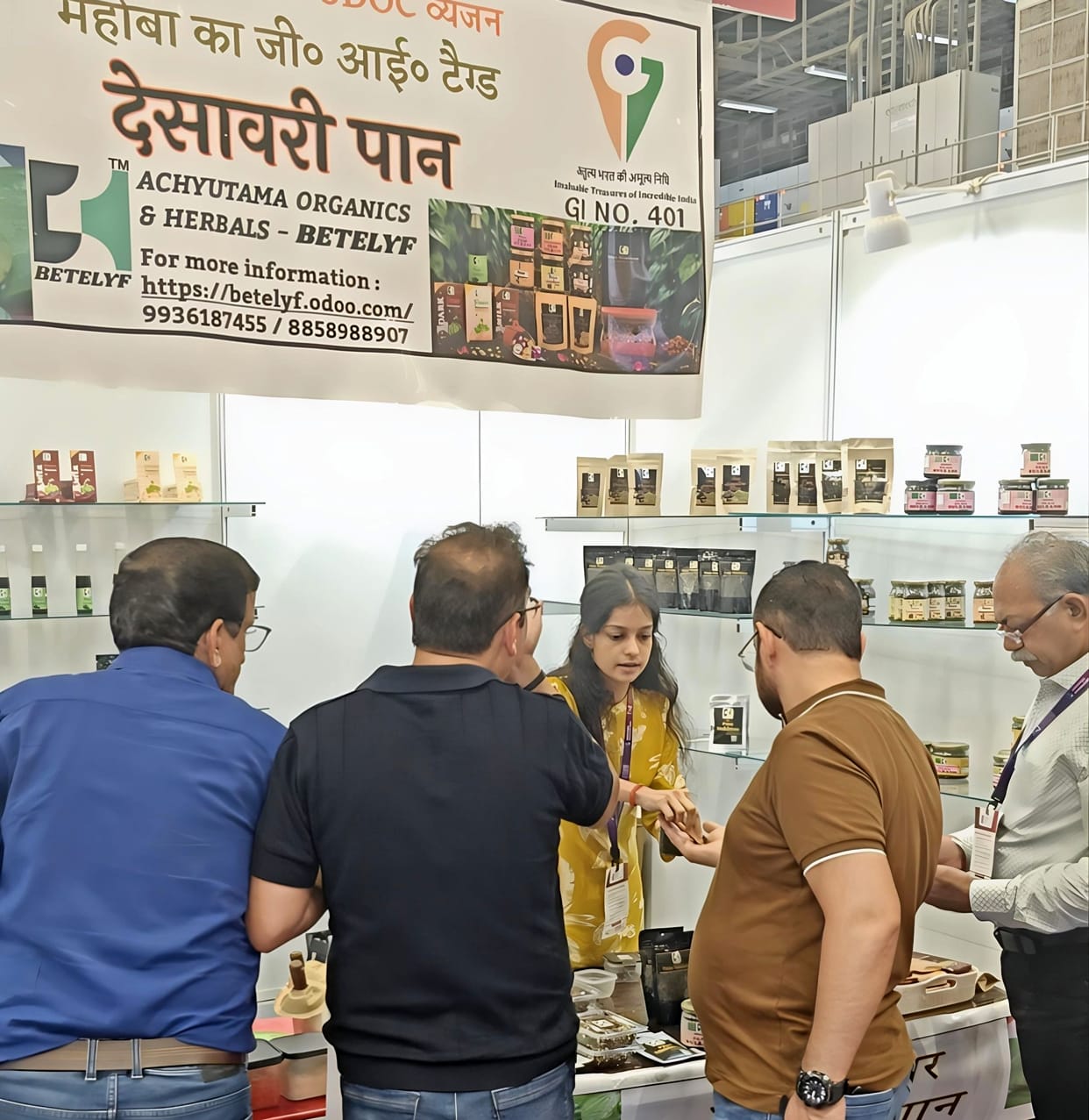 People are liking the products made from Desawari Paan in the UP Trade Show.