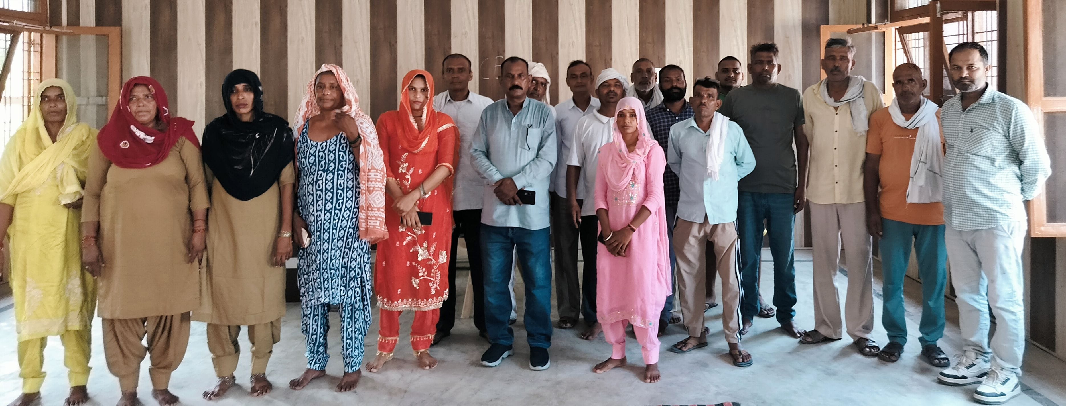 फोटो 25जेएनडी09-सरकार के खिलाफ एकजुट हुए ग्रामीण सफाई कर्मचारी। स्रोत कर्मचारी