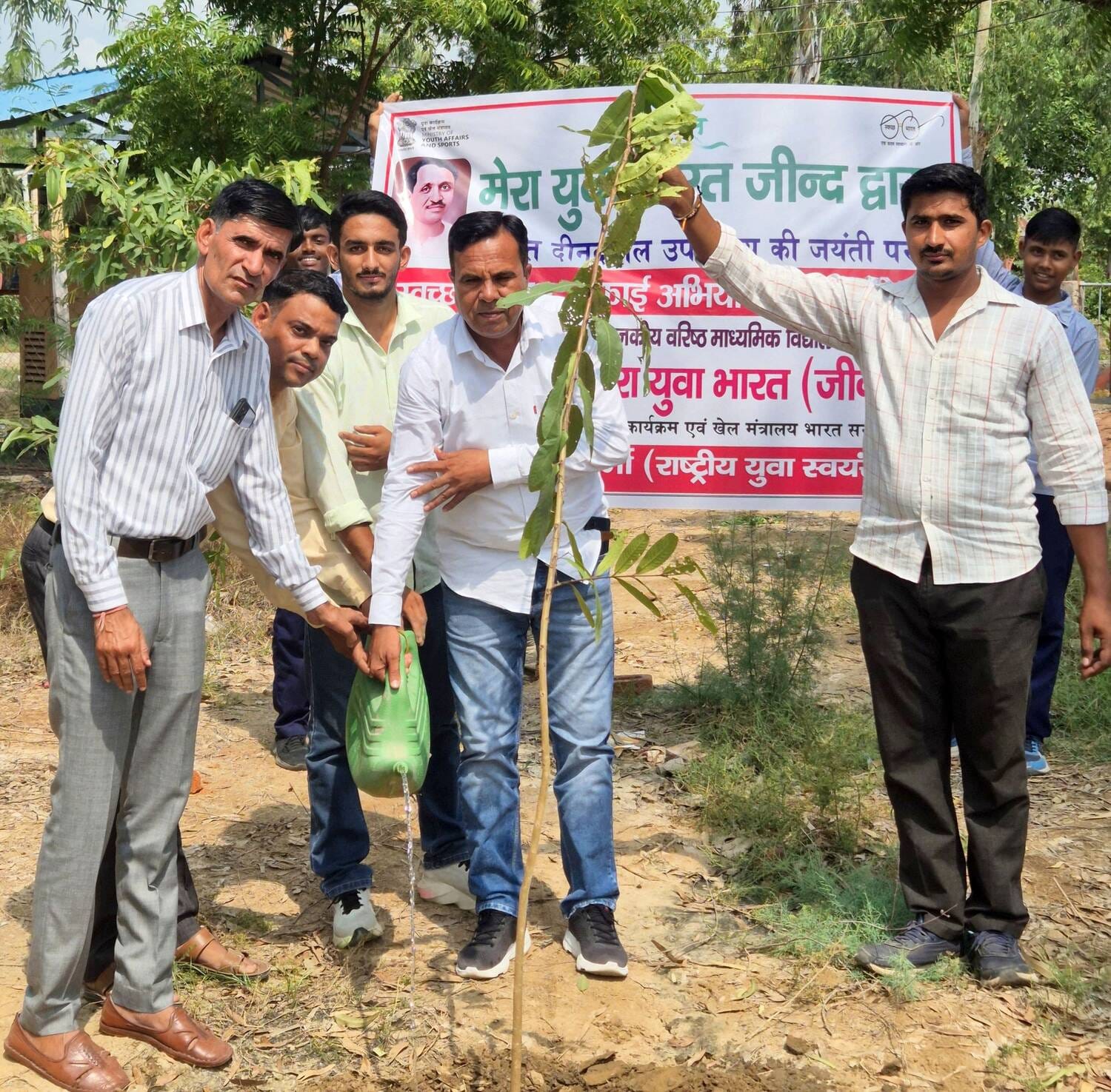 फोटो 25जेएनडी17-शामलो कलां में पंडित दीनदयाल उपाध्याय जयंती पर पौधरोपण करते हुए सदस्य। स्रोत सद