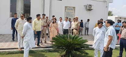 फोटो 27 सीएम के आगमन की तैयारियों को लेकर मौका मुआयना करते डीसी व एसपी। स्रोत: विभाग