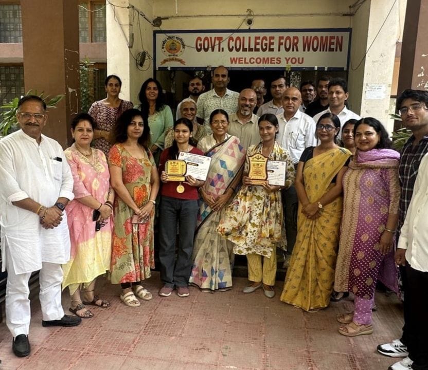 फोटो नंबर-08महिला कॉलेज में छात्राओं को सम्मानित करती पूर्व डिप्टी स्पीकर संतोष यादव व स्टा