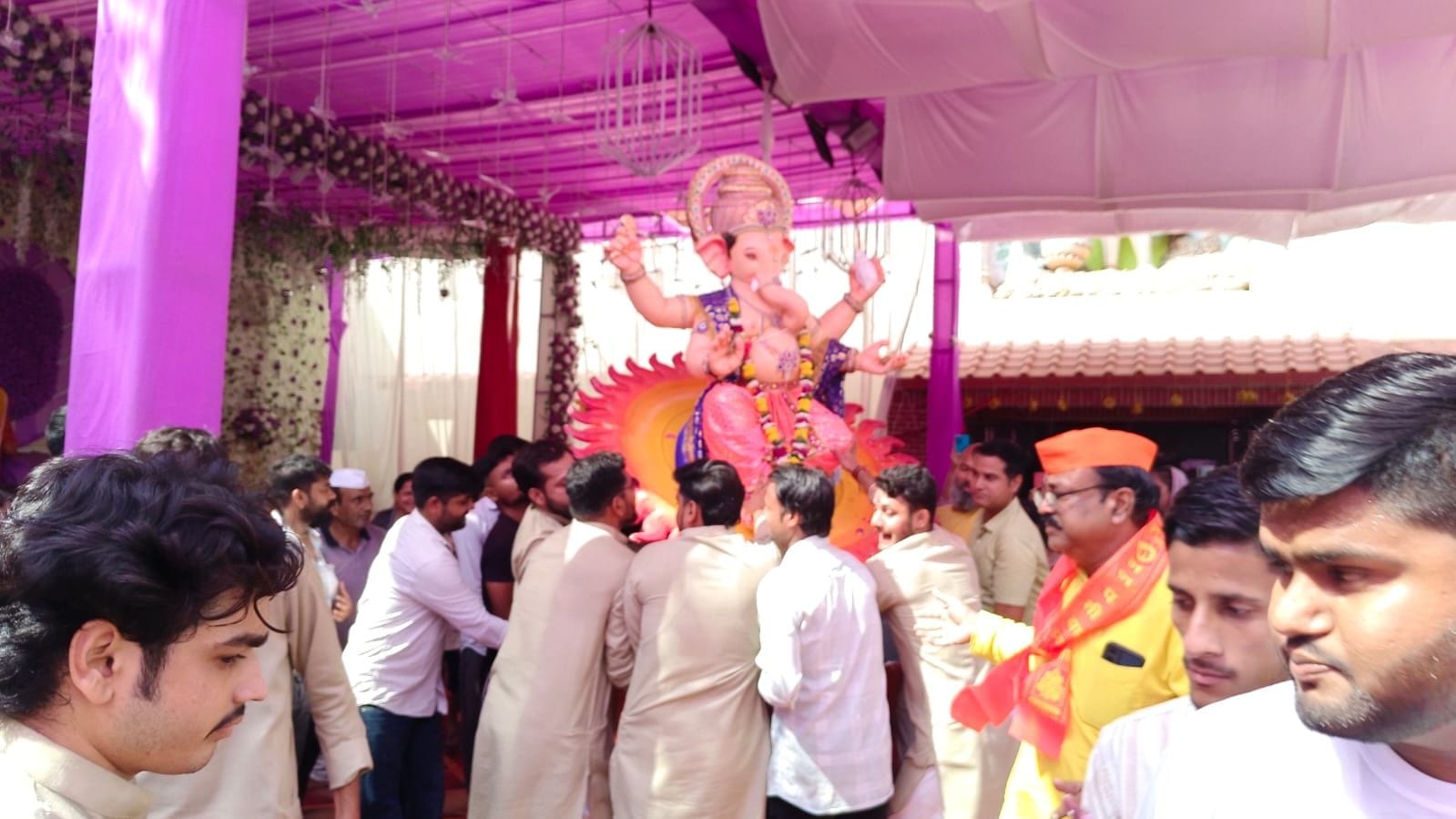 फोटो नंबर-24सत्यनारायण मंदिर से गणेश प्रतिमा को विसर्जन के लिए लेकर जाते मंडल के सदस्य। संवाद