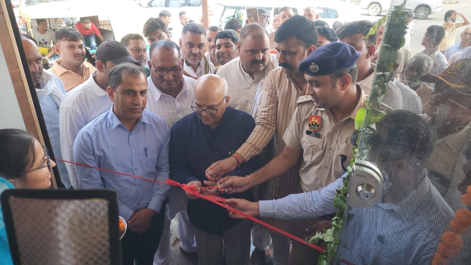 फोटो संख्या:52- हकेंवि के सामने पुस्ताकालय का रिबन काटकर शुभारंभ करते  पुलिस अधीक्षक दीपक, हकें