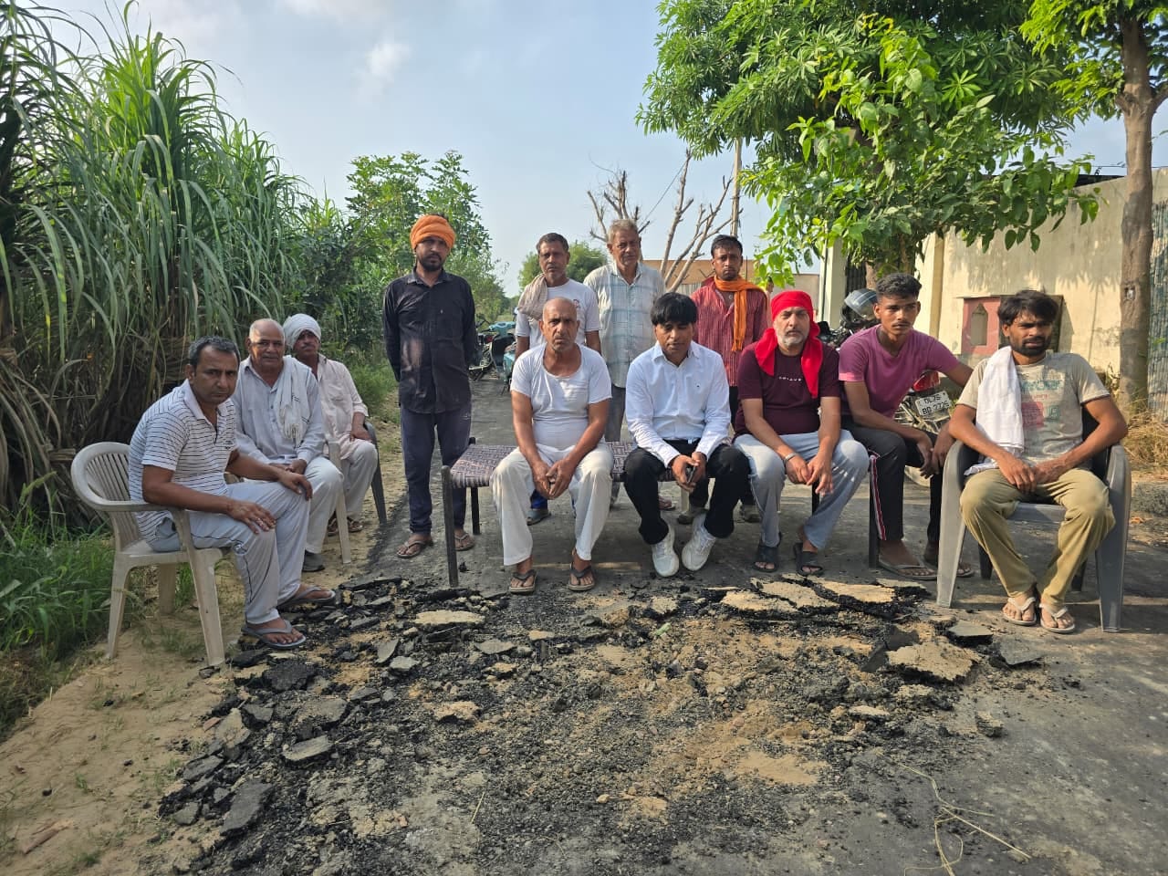 फोटो:  : सोनीपत के बड़वासनी से ट्रिपल आईटी किलोहड़द सड़क पर पहरा लगाकर ग्रामीणों के साथ बैठे जि