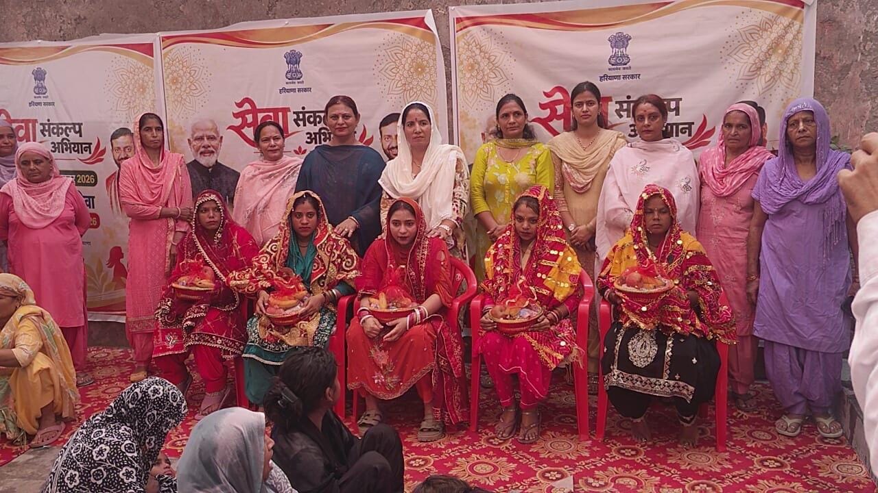 फोटो: सोनीपत के गांव मंडौरा में आंगन मिलन सेवा कार्यक्रम के दौरान गर्भवती की गोद भराई करती जिला