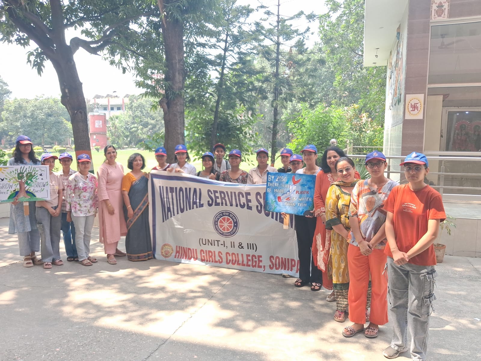 फोटो: सोनीपत के हिंदू कन्या महाविद्यालय में एनएसएस दिवस पर छात्राओं के साथ प्राचार्य डॉ. विपाशा
